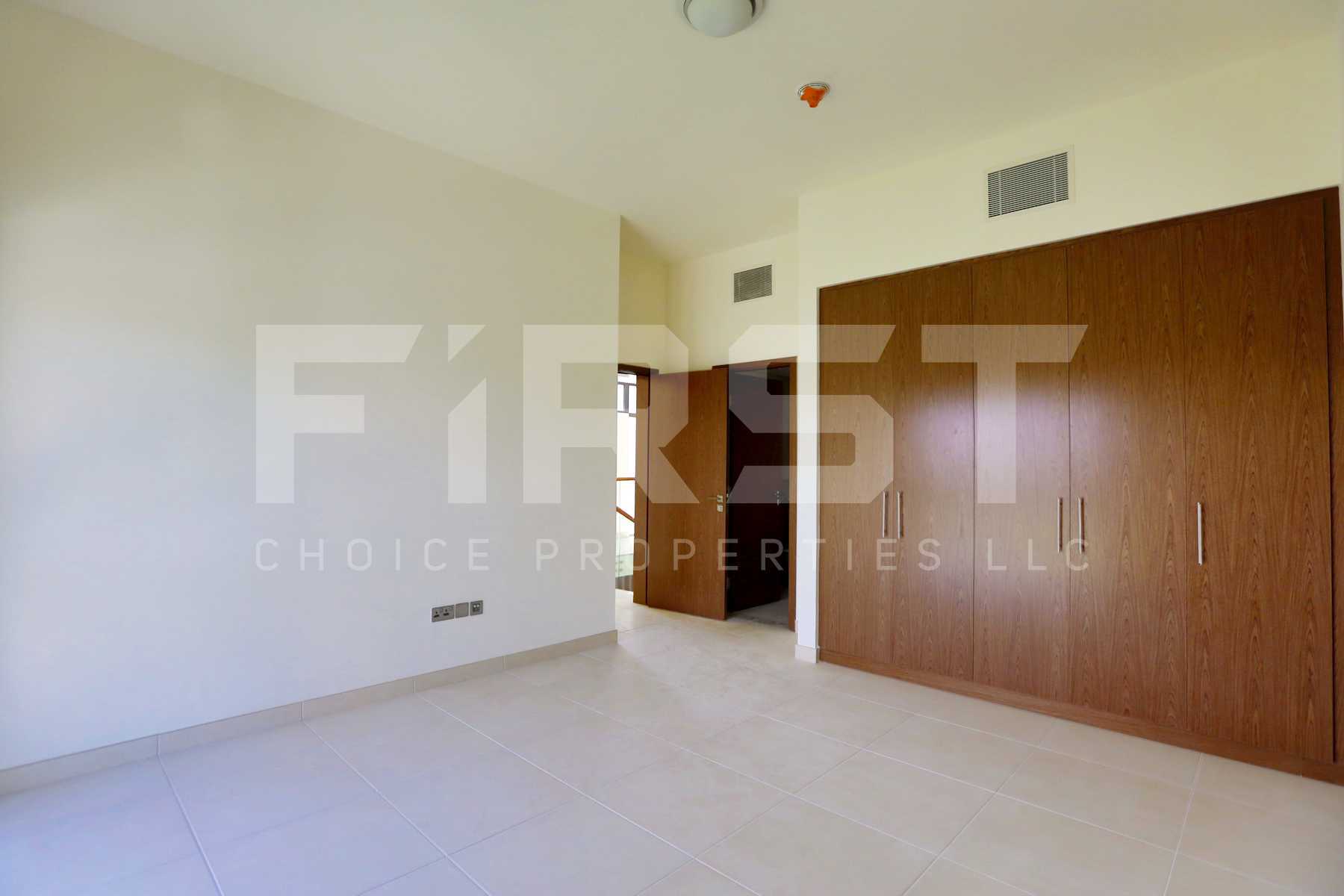 Internal Photo of 5 Bedroom Villa in West Yas Yas Island Abu Dhabi UAE (9).jpg