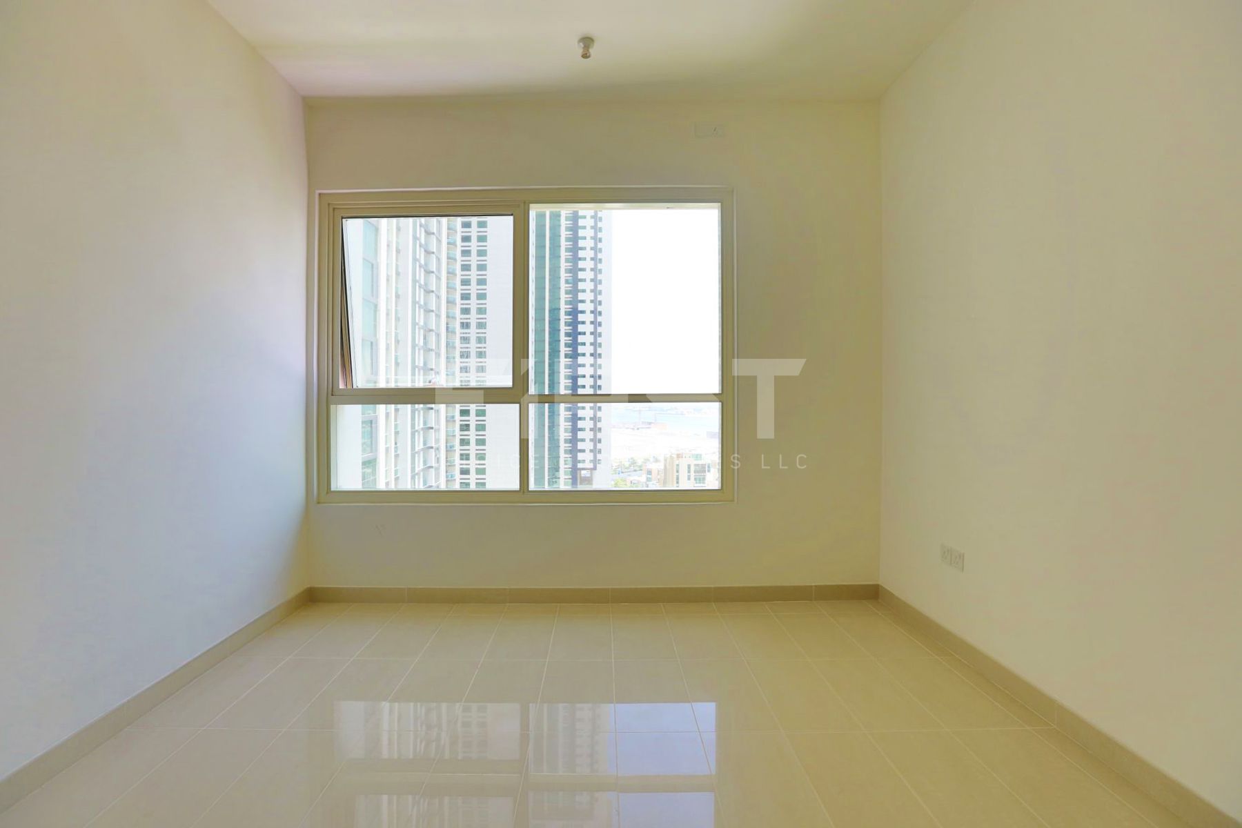 Internal Photo of 1 Bedroom Apartment in Burooj Views Marina Square Al Reem Island Abu Dhabi UAE (10).jpg